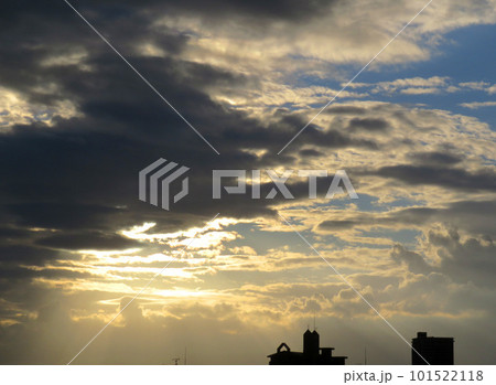 雲の隙間から見える太陽の光 101522118