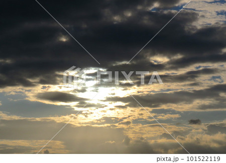 雲の隙間から見える太陽の光 101522119