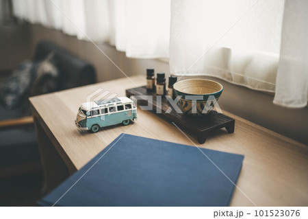 サイドテーブルに置かれたコーヒーカップと小物 サイドテーブルに置かれたコーヒーカップと小物 101523076