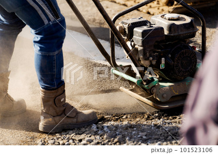 道路工事をする様子の画像 101523106
