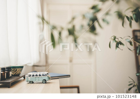 木のテーブルの上に置かれたミニカー 木のテーブルの上に置かれたミニカー 101523148