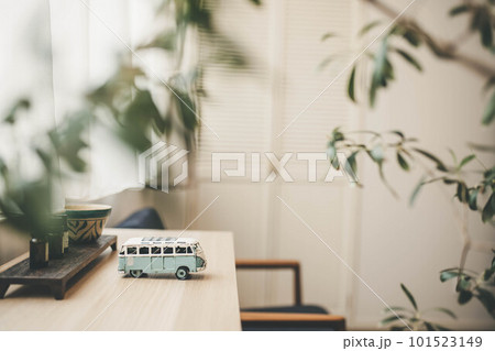 木のテーブルの上に置かれたミニカー 101523149