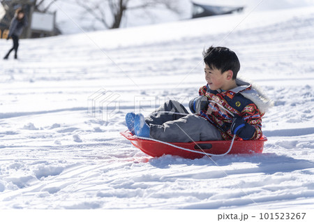 ソリ滑りをする男の子 101523267