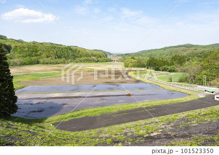 郊外の田園風景 101523350