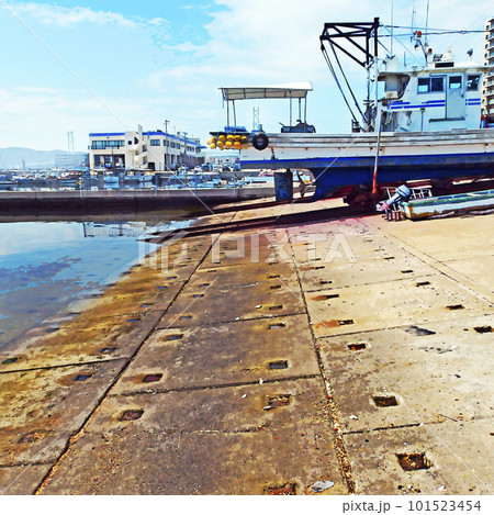 漁港の風景 明石海峡大橋背景 101523454