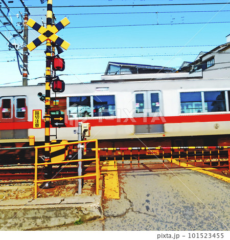 踏切を通過する電車 山陽電鉄 踏切を通過する電車 山陽電鉄 101523455