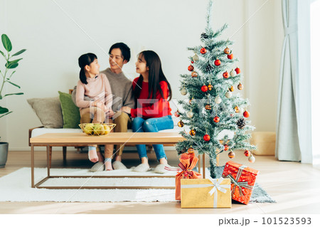 クリスマスの若い家族 101523593