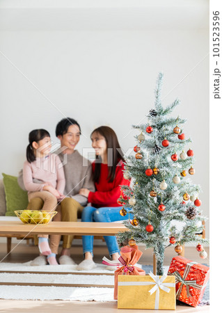クリスマスの若い家族 101523596