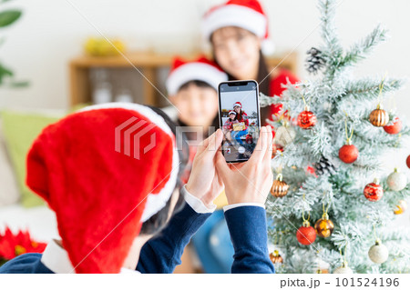 クリスマスの写真を撮る若い家族 101524196