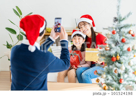 クリスマスの写真を撮る若い家族 101524198