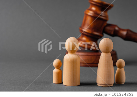 Wooden toy family and judge mallet. Family divorce concept 101524855