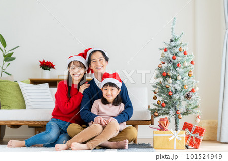 クリスマスの若い家族 101524949
