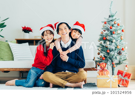クリスマスの若い家族 101524956