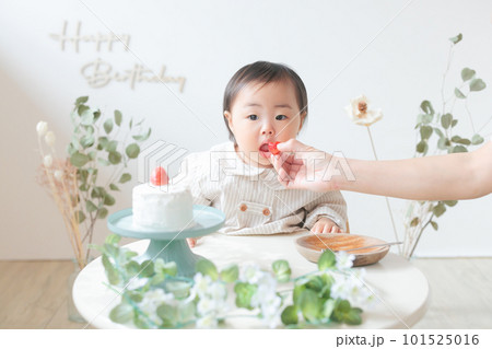 ファーストバースデー　1歳の誕生日の赤ちゃん 101525016