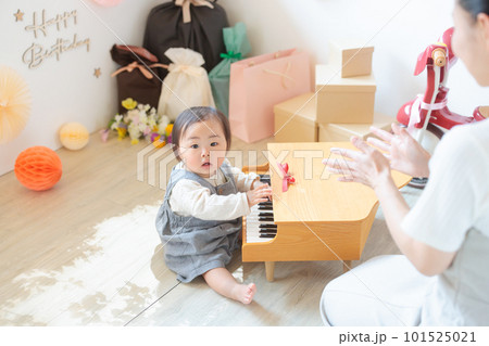 ファーストバースデー ピアノをプレゼントされる赤ちゃん ファーストバースデー ピアノをプレゼントされる赤ちゃん 101525021