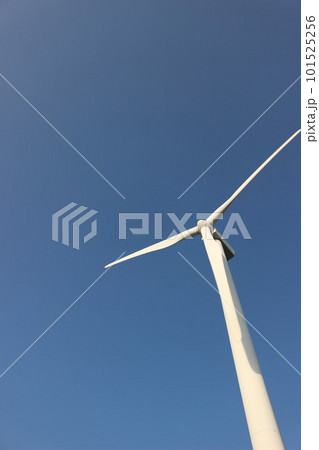 『青空に映える風力発電機』地球の輝き SDGs 自然エネルギー 快晴の青空 『青空に映える風力発電機』地球の輝き SDGs 自然エネルギー 快晴の青空 101525256