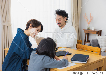 リビングでテレワークする家族と小学生　 101525641