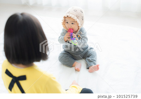 つかまり立ちする赤ちゃん　 101525739