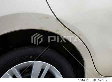 車のボデイの擦りキズ 車のボデイの擦りキズ 101526070
