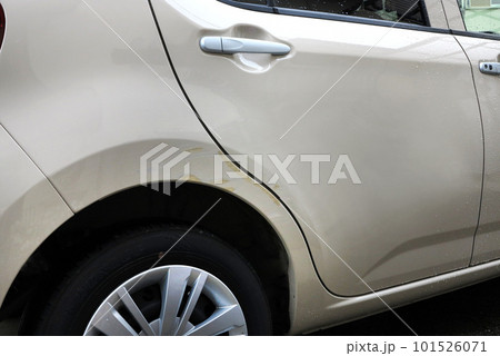 車のボデイの擦りキズ 車のボデイの擦りキズ 101526071