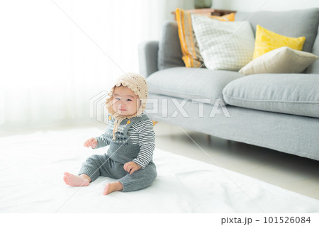 お座りする赤ちゃん 101526084