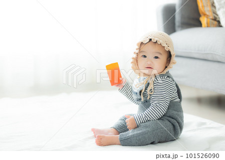 お座りする赤ちゃん お座りする赤ちゃん 101526090