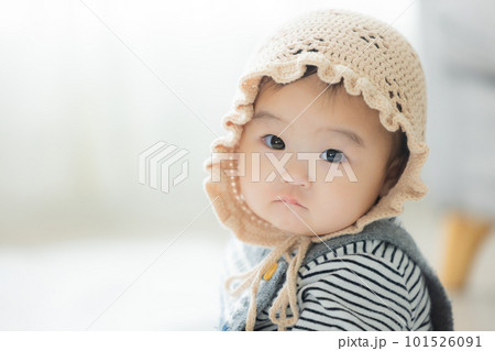 お座りする赤ちゃん お座りする赤ちゃん 101526091