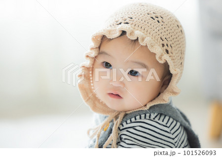 お座りする赤ちゃん 101526093