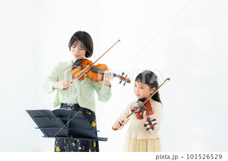 バイオリンを弾く子供　 101526529