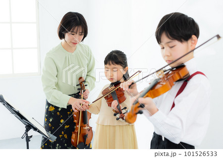 バイオリンを弾く子供　 101526533