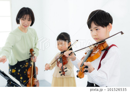 バイオリンを弾く子供　 101526535