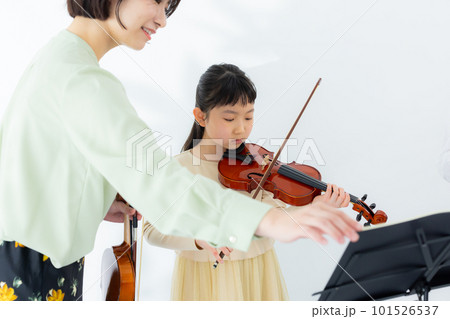 バイオリンを弾く子供　 101526537