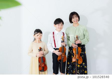 バイオリンを弾く子供　 101526540