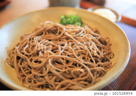 皿に盛った蕎麦 皿に盛った蕎麦 101526954