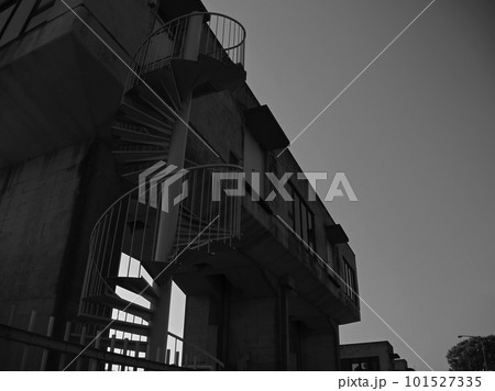 下から見上げた建物 101527335