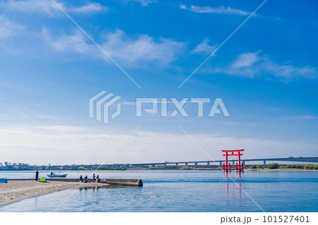（静岡県）浜名湖弁天島　釣りを楽しむ子供達 101527401