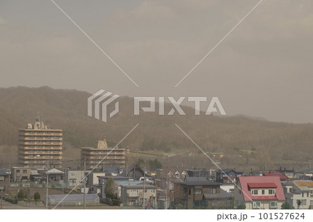 黄砂で霞む住宅街 黄砂で霞む住宅街 101527624