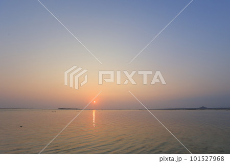 沖縄のビーチからの海に沈む夕日 沖縄のビーチからの海に沈む夕日 101527968