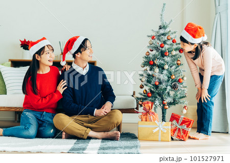 クリスマスを楽しむ若い家族　 101527971