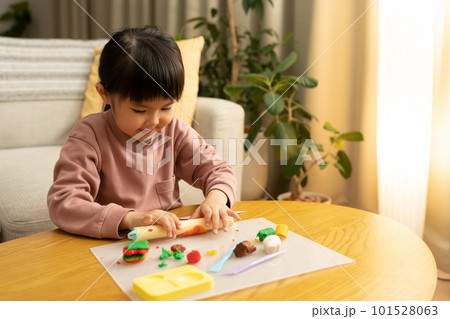 夜更かしして粘土遊びする子供 夜更かしして粘土遊びする子供 101528063