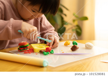 夜更かしして粘土遊びする子供 101528081