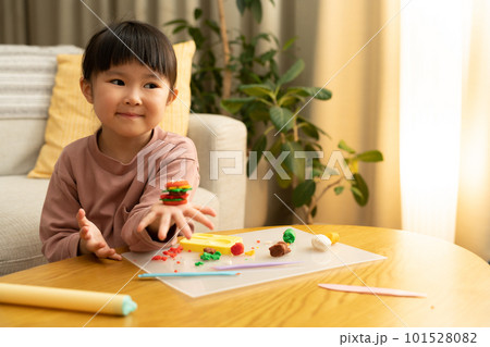 夜更かしして粘土遊びする子供 夜更かしして粘土遊びする子供 101528082