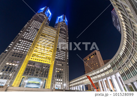 《東京都》東京都庁の夜景・ウクライナカラーのライトアップ 《東京都》東京都庁の夜景・ウクライナカラーのライトアップ 101528099