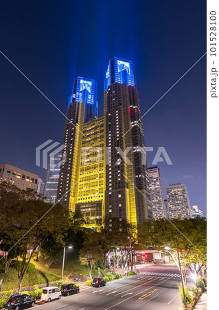 《東京都》東京都庁の夜景・ウクライナカラーのライトアップ 101528100
