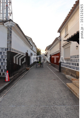 倉敷美観地区のレトロな通路と観光人力車 101528265