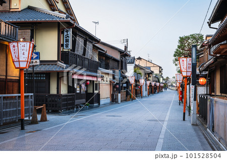 京都祇園　朝の花見小路 101528504