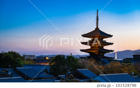 京都 夕暮れの八坂の塔 京都 夕暮れの八坂の塔 101528796