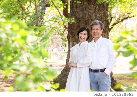 春を楽しむシニア夫婦、アベック、中高年、デイト、散歩 101528965
