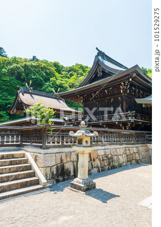 吉備津彦神社（渡殿と本殿） 101529275