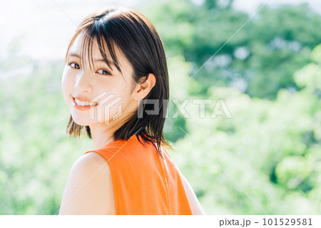 振り向く笑顔の女性 振り向く笑顔の女性 101529581